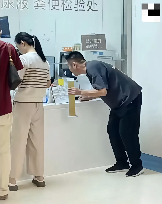 其实这是24小时尿蛋白测试，需要定量24小时的尿总量，看上去应该是拿了个量筒，很严谨。不过送检的话只要倒一小瓶并且告诉护士总量是多少即可。希望大家身体健康，一个刚刚确诊iga肾病的患者留。