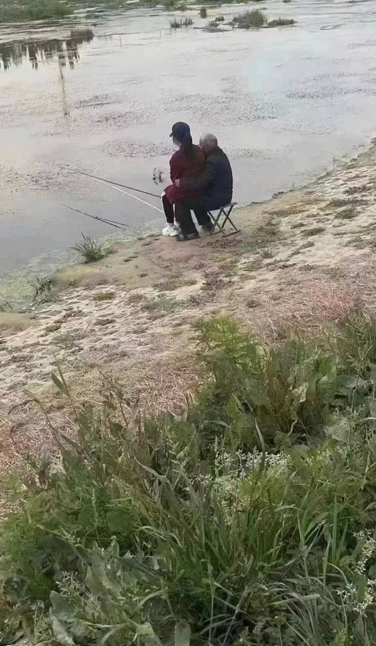 男人沉迷于钓鱼 大概理是硬不起来