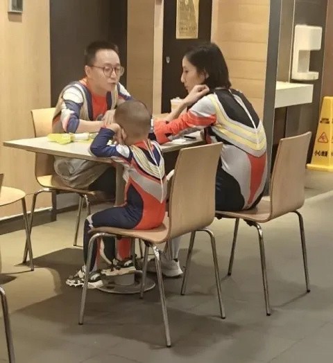 “老爸你相信光吗？” “废话不要这么多，赶紧吃光！”
